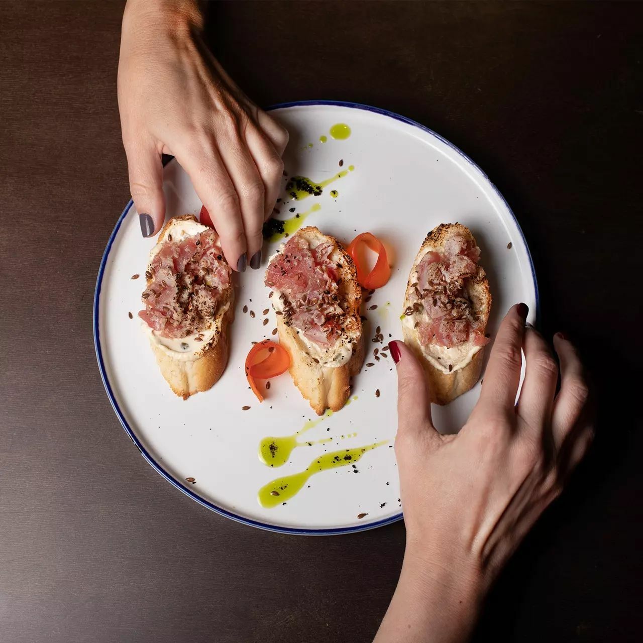 Брускетта с опаленным тунцом