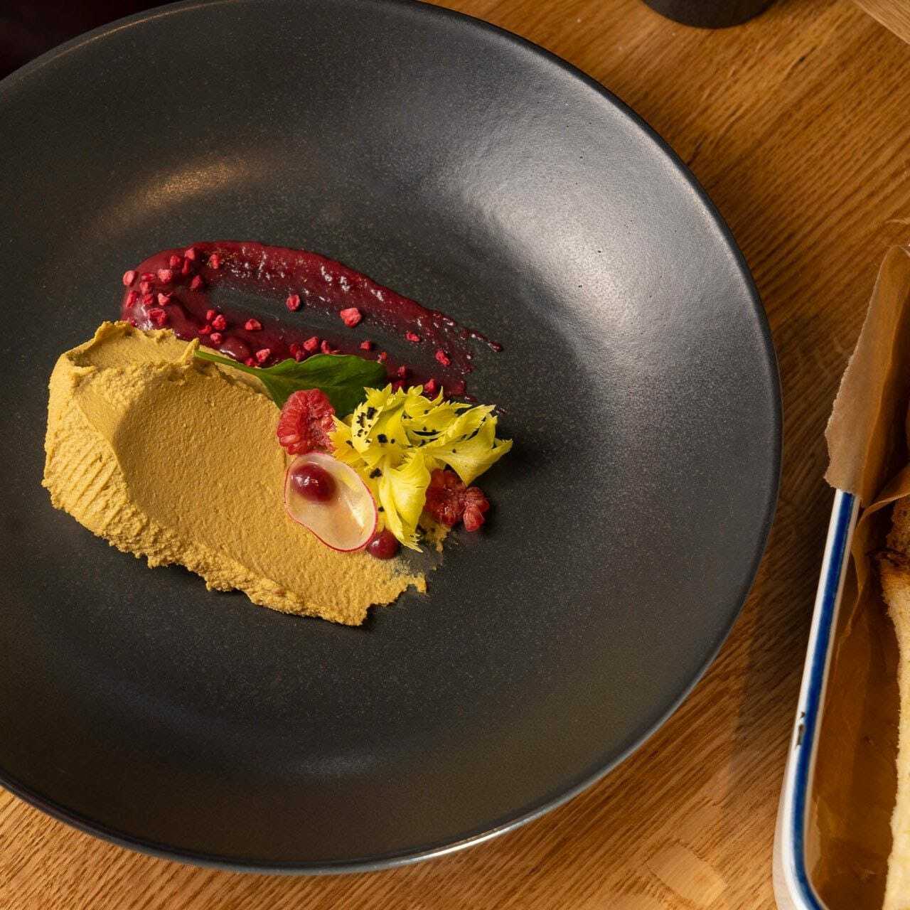 Давайте сегодня начнем с куриного паштета на пьяной груше