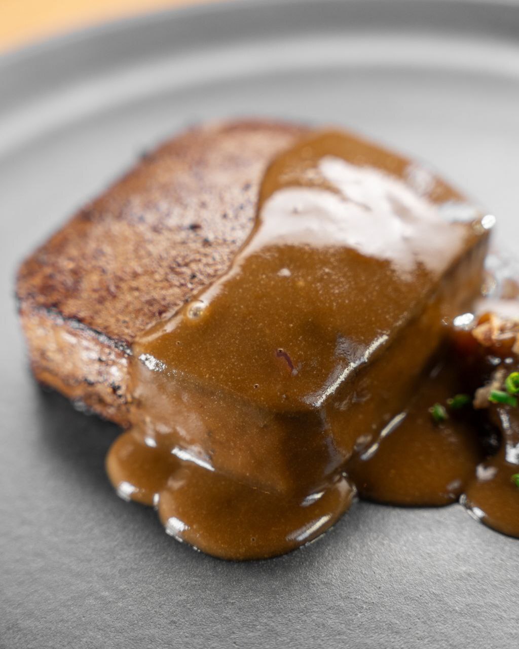 😋Даже те, кто с детства никогда не ест печенку ни дома, ни в гостях, охотно заказывают наш стейк из говяжьей печени.