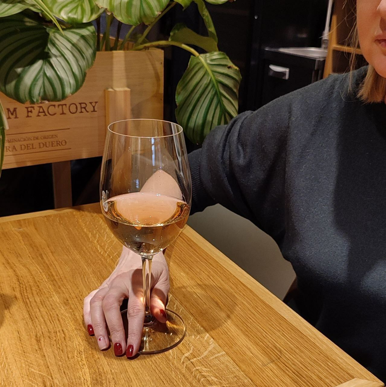 Если вино откупорено…