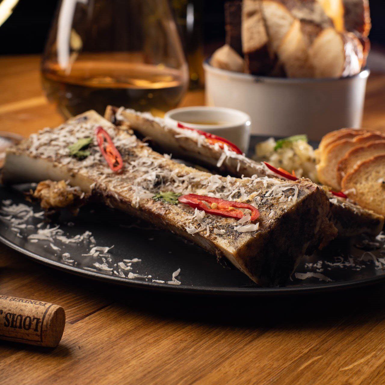 🍖Говорят, что мужчины, в отличие от собак, на кости не бросаются.