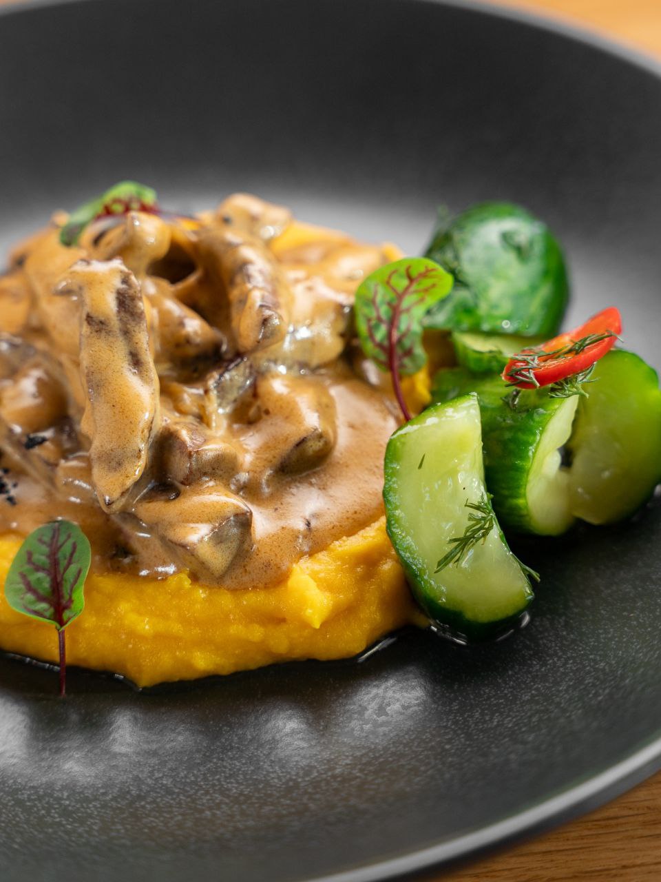 🥰Когда традиции двух знаменитых кухонь мира встречаются вместе, часто получается что-то очень интересное. Так произошло, например, с блюдом бефстроганов,