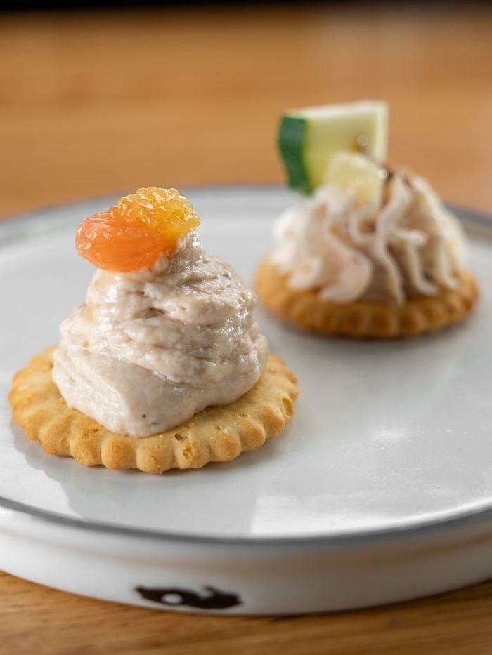 🥮Крекеры – это не только набор печенек в пачке на офисном столе, правильный крекер может быть основой для полноценной изысканной холодной закуски.