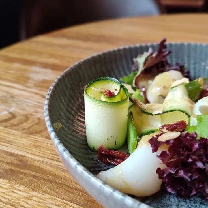 Салат с мини кальмарами лолиго и цукини