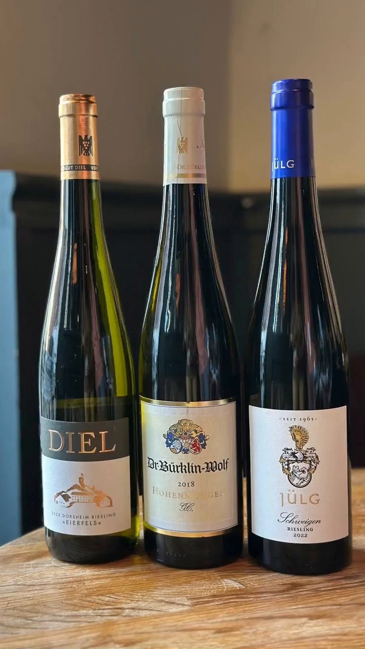 🥳Сегодня день рождения отмечает один из самых любимых и популярных во всем мире сортов белого винограда – рислинг.