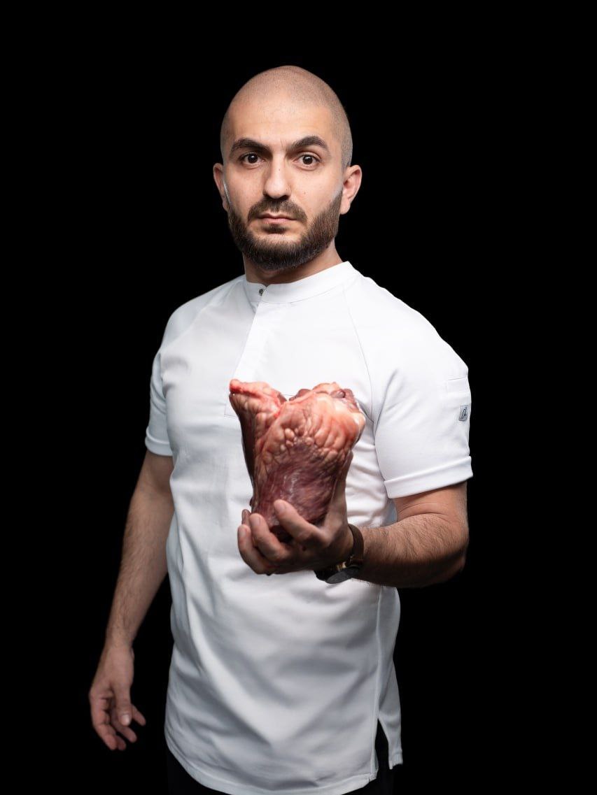 Сегодня на нашей кухне витает аромат праздника, все потому, что у нашего шефа, Эрнеста Минасяна, День рождения! 🥳