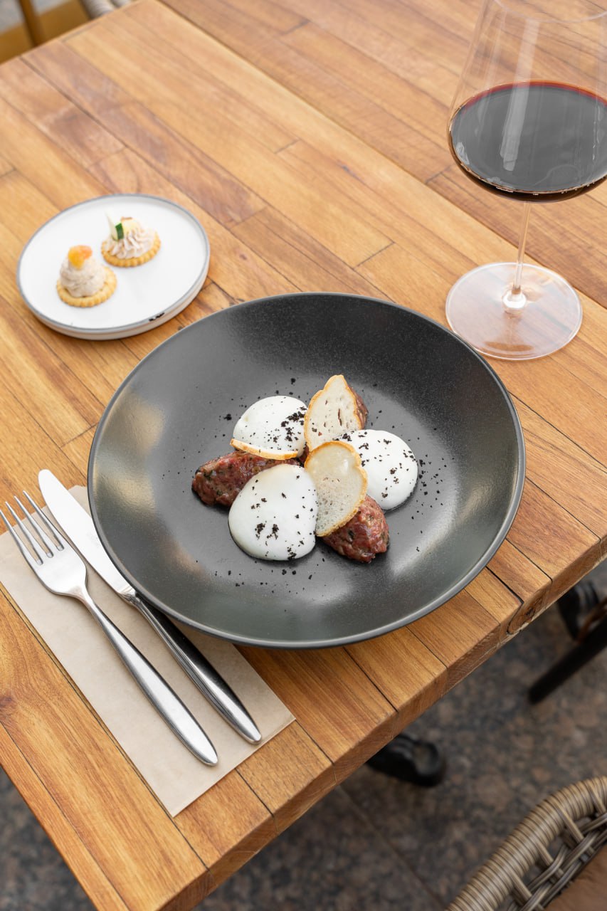 Сочетание нежности и брутальности – это, конечно, наш тартар из говяжьей вырезки с мостардой и эспуме из сыра Гран Падано.