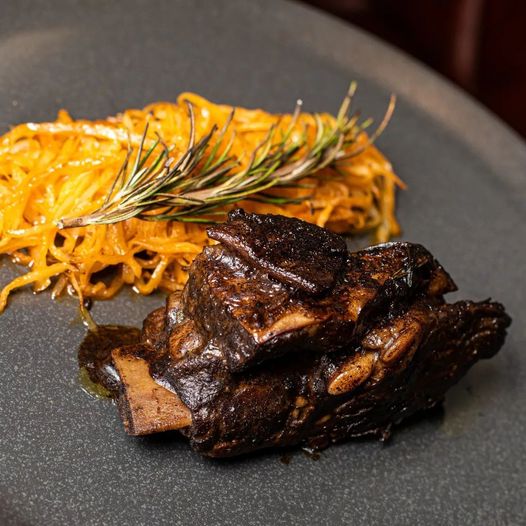 Сочное говяжье ребро с нежной жировой прослойкой