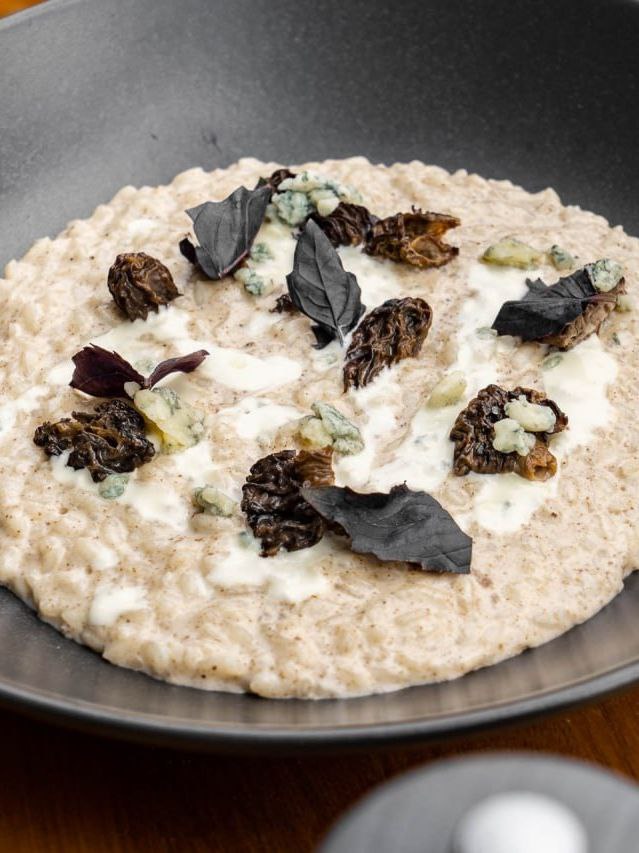 Телячий желудок со сморчками – можно сказать, деликатес в квадрате